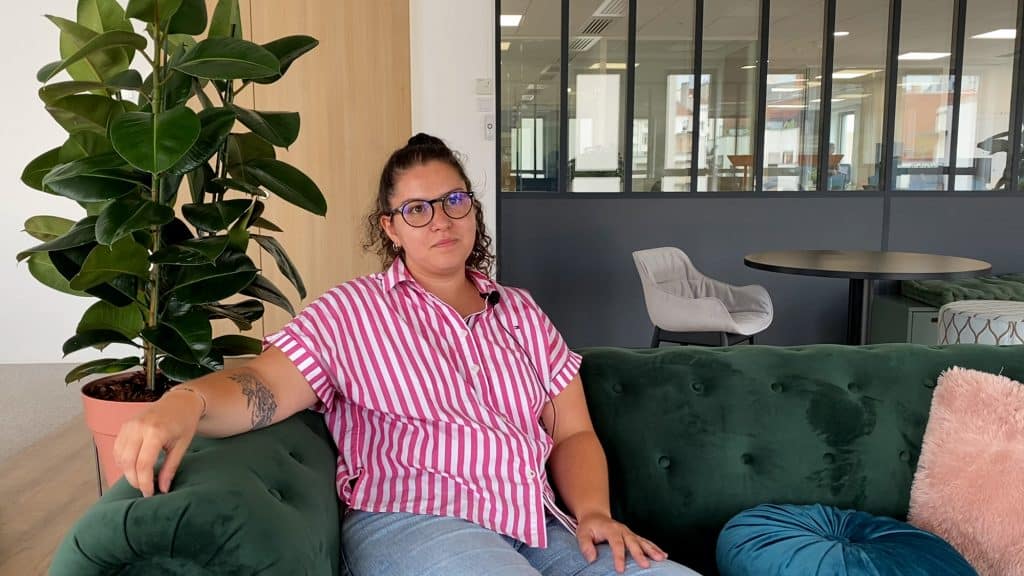 Photographie de Justine Leite assise sur un canapé chez Hello CSE dans le cadre d'une interview pour Yanomami