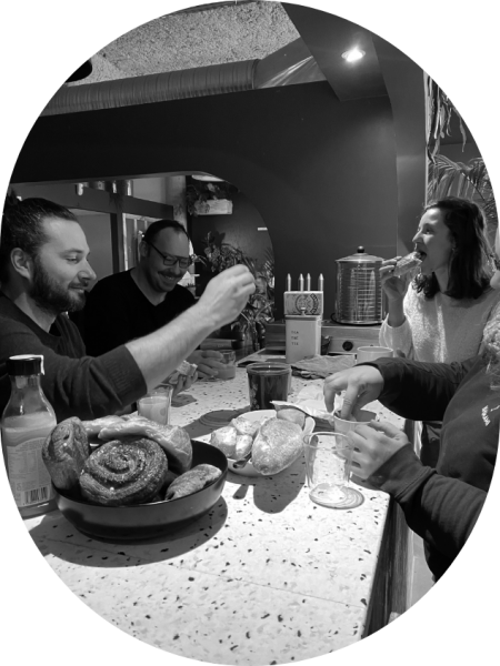 Photo en noir et blanc d'un groupe de personnes prenant leur petit déjeuner.